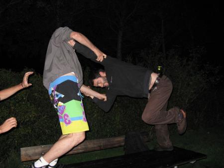 La lutte gr�co romaine sur table de pique nique