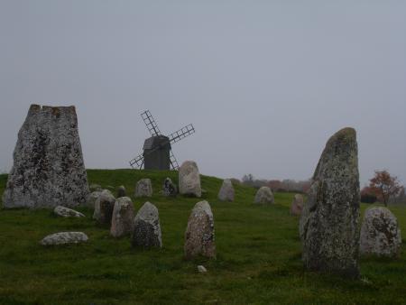 �le d'�land: pierres runiques et moulins � perte de vue